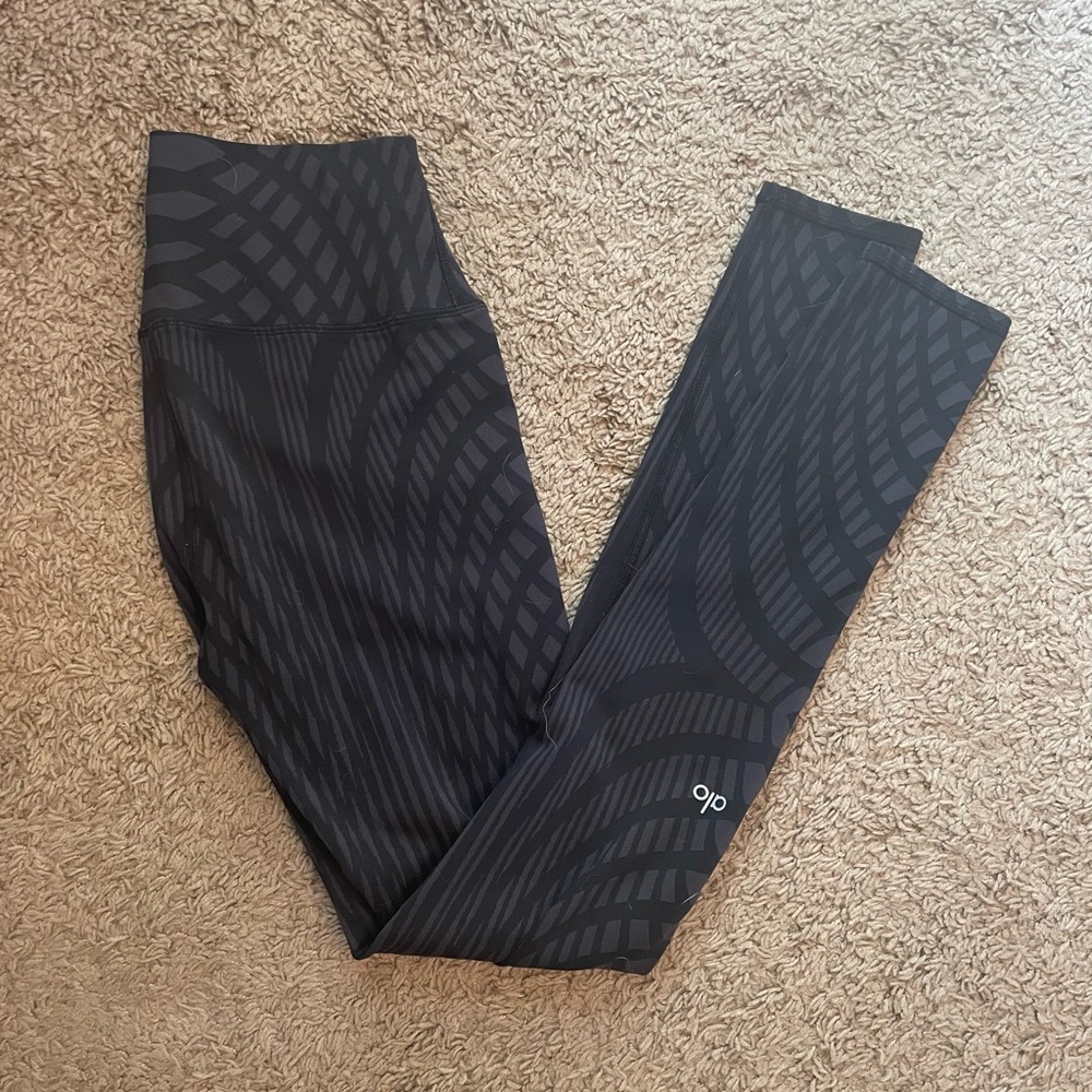 ALO Yoga 7/8 geometric black and dark grey high-rise leggings.